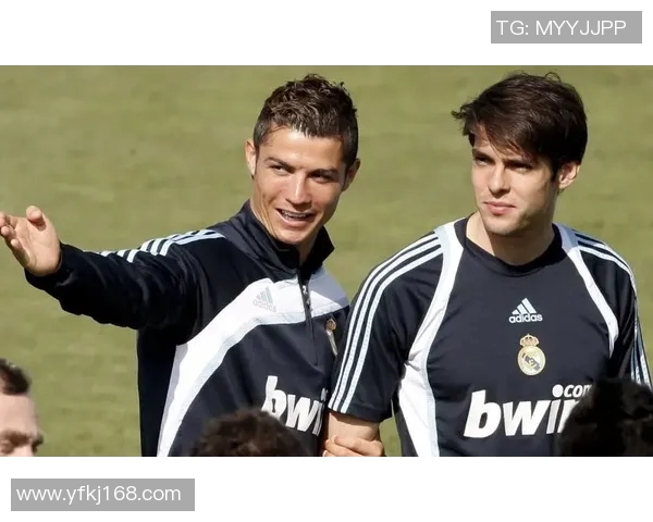 足球巨星风采展现:从天才少年到全球传奇的成长历程 足球巨星风采展现:从天才少年到全球传奇的成长历程